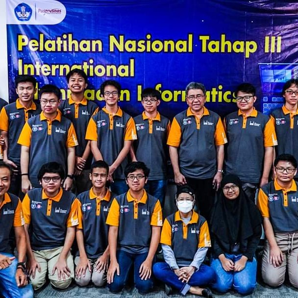 The IOI national training camp group under the Pelatihan Nasional Tahap III banner